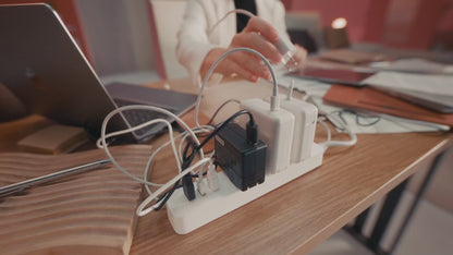 Ugreen Nexode Cargador retráctil GaN de 45W carga súper rápida, 3 puertos con enchufe plegable y cable retractil para iPhone 17/Samsung S25 Ultra